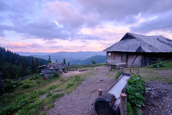 Bela Paisagem Com Prado Verde Pôr Sol Casa Madeira Cárpatos — Fotografia de Stock