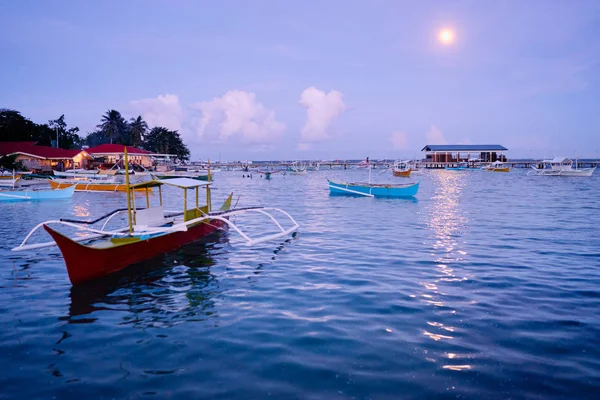 Mooie Kleurrijke Zonsondergang Aan Kust Met Vissersboten Mindanao Siargao Eiland — Stockfoto