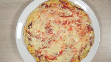 Pizza fırın içine koyarak.