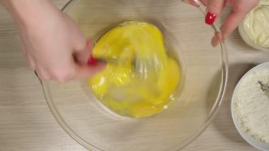 Eller ile cam kasede yumurta kırbaçlanan