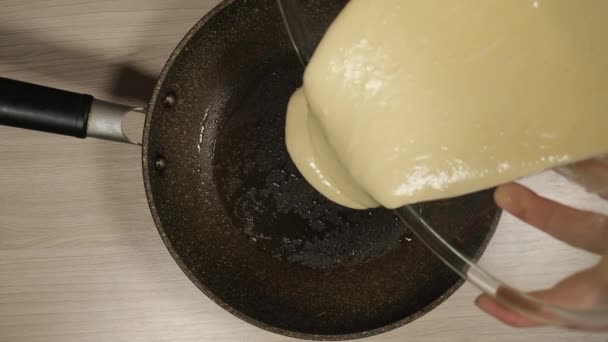 Hälla Degen För Hemmagjord Pizza Stekpanna Köket — Stockvideo