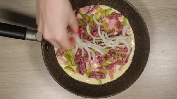 Stopáže videa vaření pizzu kropení sýrová pizza — Stock video