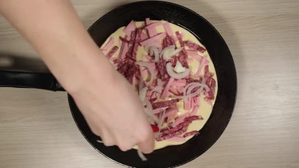 Stopáže videa vaření pizzu kropení sýrová pizza — Stock video