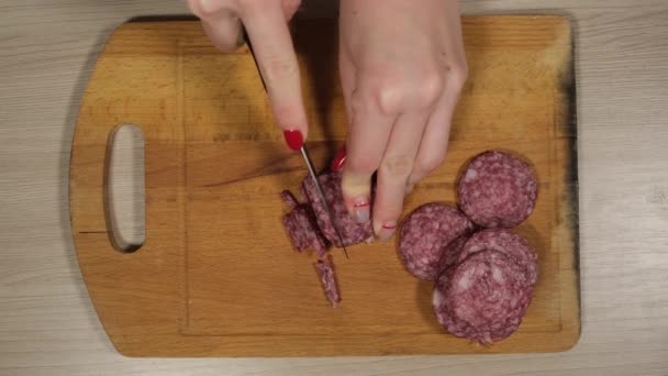 Snijden worst op een snijplank. Rundvlees worst. Snijd met een keukenmes. — Stockvideo