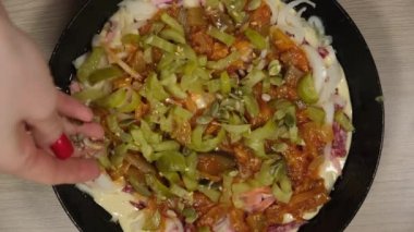 Turşu ile serpilir kadın el ham ev yapımı İtalyan pizza