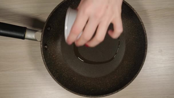 Чоловік Наливає Олію Сковороду Жінки Руки Вливають Олію Сковороду Змащують — стокове відео