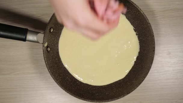 Polvilhe a pizza com salsicha — Vídeo de Stock