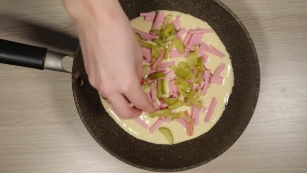 Lägga till raw pizza pickles — Stockvideo