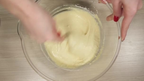A nő liszt-, savó- és szóda hozzáadása a tartályban, a tészta gyúrás. Egy nő készül a tészta palacsintát. — Stock videók