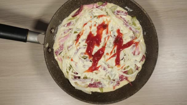 As mãos femininas adicionam a pasta de tomate em uma pizzas italianas caseiras cruas — Vídeo de Stock