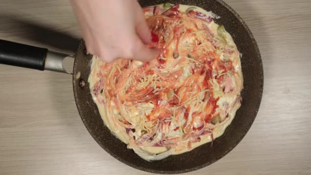 Женские руки добавляют томатную пасту в сырую домашнюю итальянскую пиццу — стоковое видео
