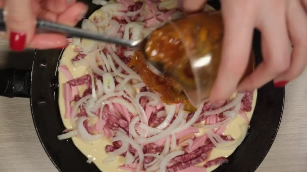 Las manos de las mujeres se añaden a la salsa de pizza casera cruda — Vídeo de stock