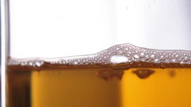 Elma suyu bir bardağa dökülür, makro çekim yavaş hareket