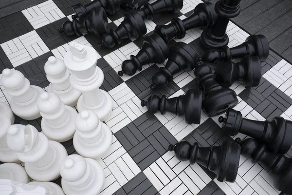 Гигантская шахматная игра. в парк — стоковое фото