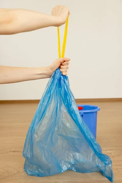 Las manos femeninas tienen bolsas de basura. — Foto de Stock