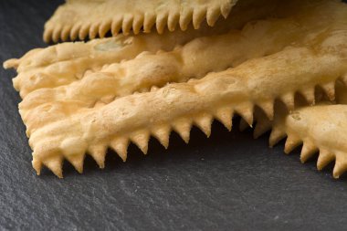 Karnaval parti için tipik İtalyan pasta Chiacchere