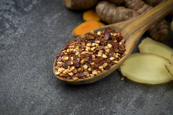 Kurkuma Scheiben Ingwerwurzel Und Chilischote Auf Grauem Hintergrund — Stockfoto