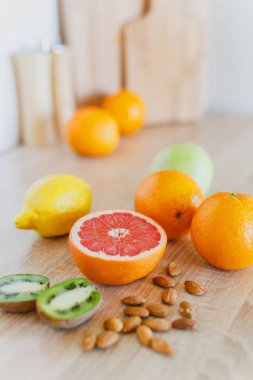 Çeşitli meyve ve badem ahşap tablo