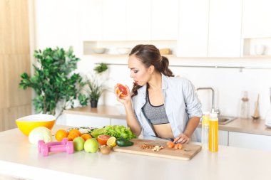 Minyon ve uygun esmer beyaz kız coocing sağlıklı gıda mutfak at