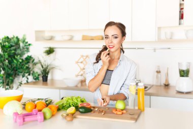 Minyon ve uygun esmer beyaz kız coocing sağlıklı gıda mutfak at