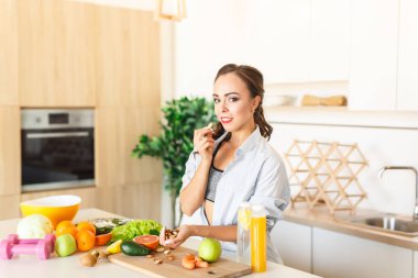 Minyon ve uygun esmer beyaz kız coocing sağlıklı gıda mutfak at