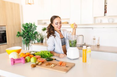 Minyon ve uygun esmer beyaz kız güler yüzlü yemek mutfak at