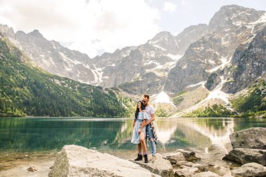 Norveç fiyordu sarılma genç çiftin tam uzunlukta