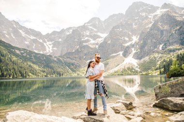 Norveç fiyordu sarılma genç çiftin tam uzunlukta