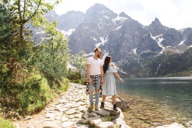 Norveç fiyordu Sahili boyunca yürüyüş genç çiftin tam uzunlukta