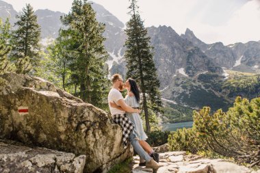 Norveç fiyordu sarılma genç çiftin tam uzunlukta