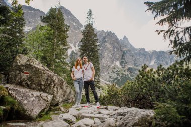 Genç çift üzerinde yürüme intatra dağlar, Polonya