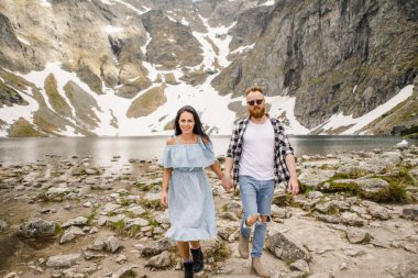 Norveç fiyordu Sahili boyunca yürüyüş genç çiftin tam uzunlukta
