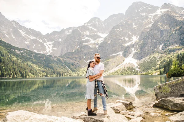 Norveç fiyordu sarılma genç çiftin tam uzunlukta