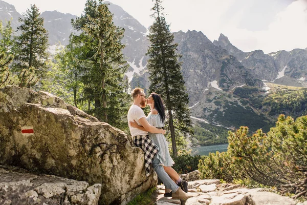 Norveç fiyordu sarılma genç çiftin tam uzunlukta