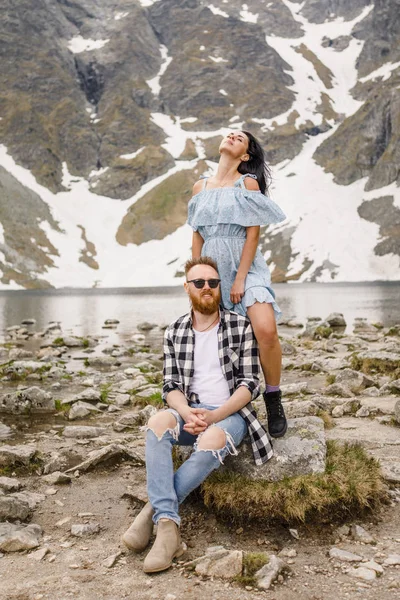 Çiftin Genç Kayalık Kıyısında Fiyort Tam Uzunlukta — Stok fotoğraf
