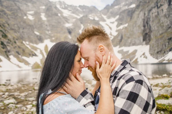 Young Couple Hugging Coastline Norwegian Fjord — Stock Photo, Image