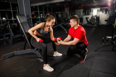 Genç güzel çift sporcular içinde karanlık bir spor salonunda egzersizleri yapıyor spor giyim