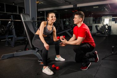 Genç güzel çift sporcular içinde karanlık bir spor salonunda egzersizleri yapıyor spor giyim