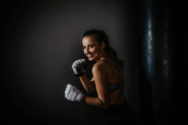 Jovem Bela Menina Boxer Ginásio Escuro — Fotografia de Stock