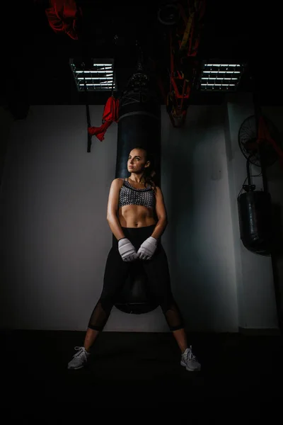 Jovem Bela Menina Boxer Ginásio Escuro — Fotografia de Stock
