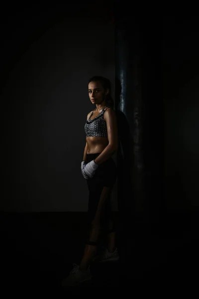 Jovem Bela Menina Boxer Ginásio Escuro — Fotografia de Stock