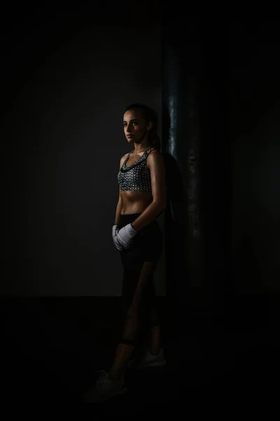 Jeune Belle Fille Boxer Dans Une Salle Gym Sombre — Photo