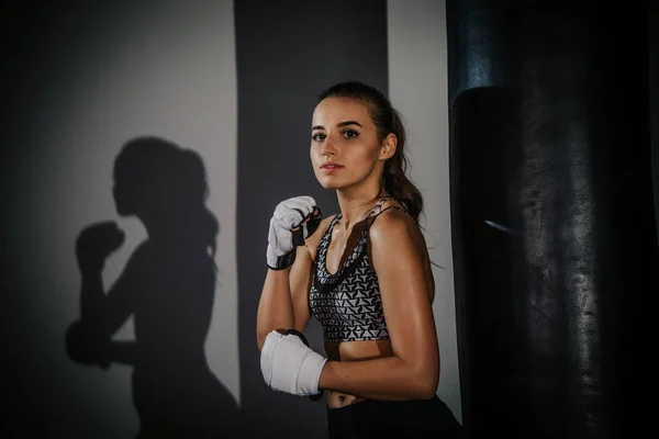 Joven Hermosa Chica Boxeador Oscuro Gimnasio — Foto de Stock