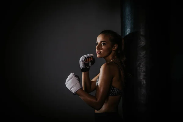 Joven Hermosa Chica Boxeador Oscuro Gimnasio — Foto de Stock