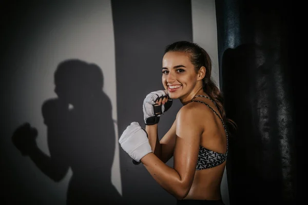 Joven Hermosa Chica Boxeador Oscuro Gimnasio — Foto de Stock