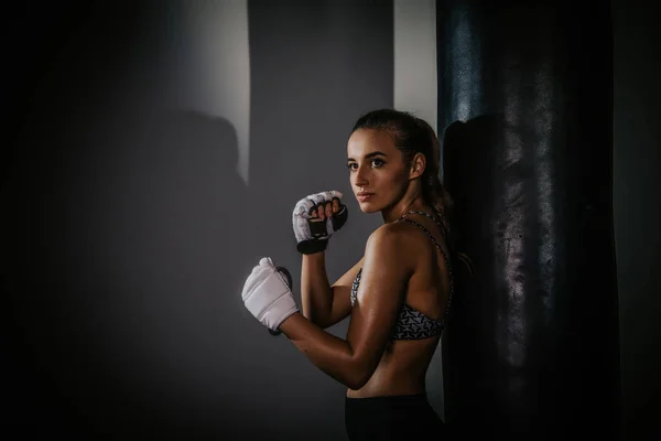 Giovane Bella Ragazza Pugile Una Palestra Buia — Foto Stock