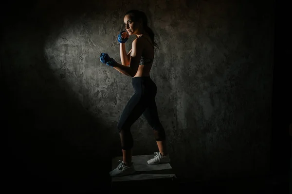 Jovem Bela Menina Boxer Ginásio Escuro — Fotografia de Stock