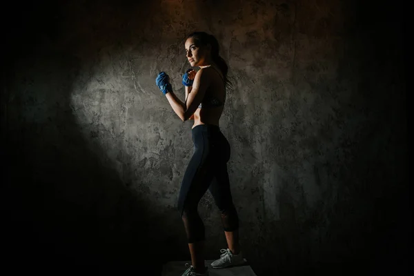 Jeune Belle Fille Boxer Dans Une Salle Gym Sombre — Photo