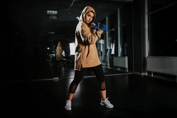 Jovem Bela Menina Boxer Ginásio Escuro — Fotografia de Stock