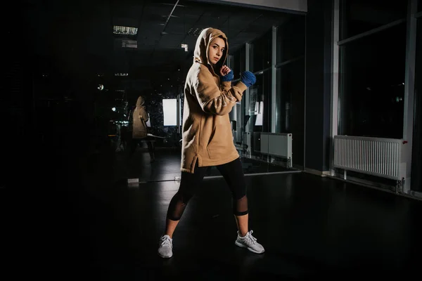 Jovem Bela Menina Boxer Ginásio Escuro — Fotografia de Stock